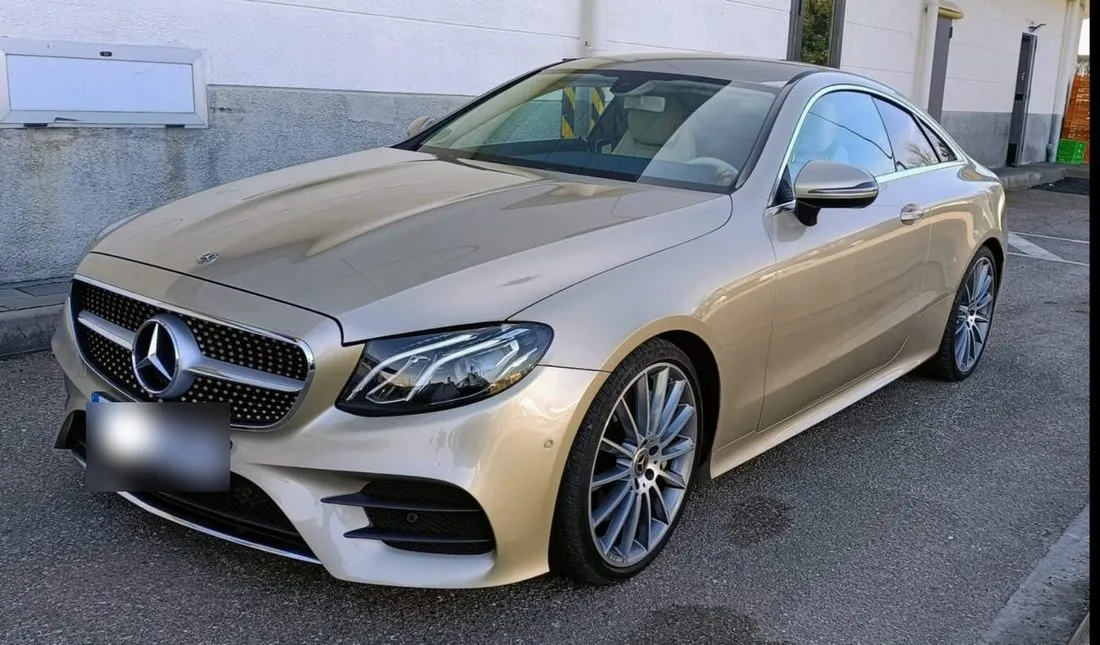 Mercedes Clase E dorado tras una limpieza completa