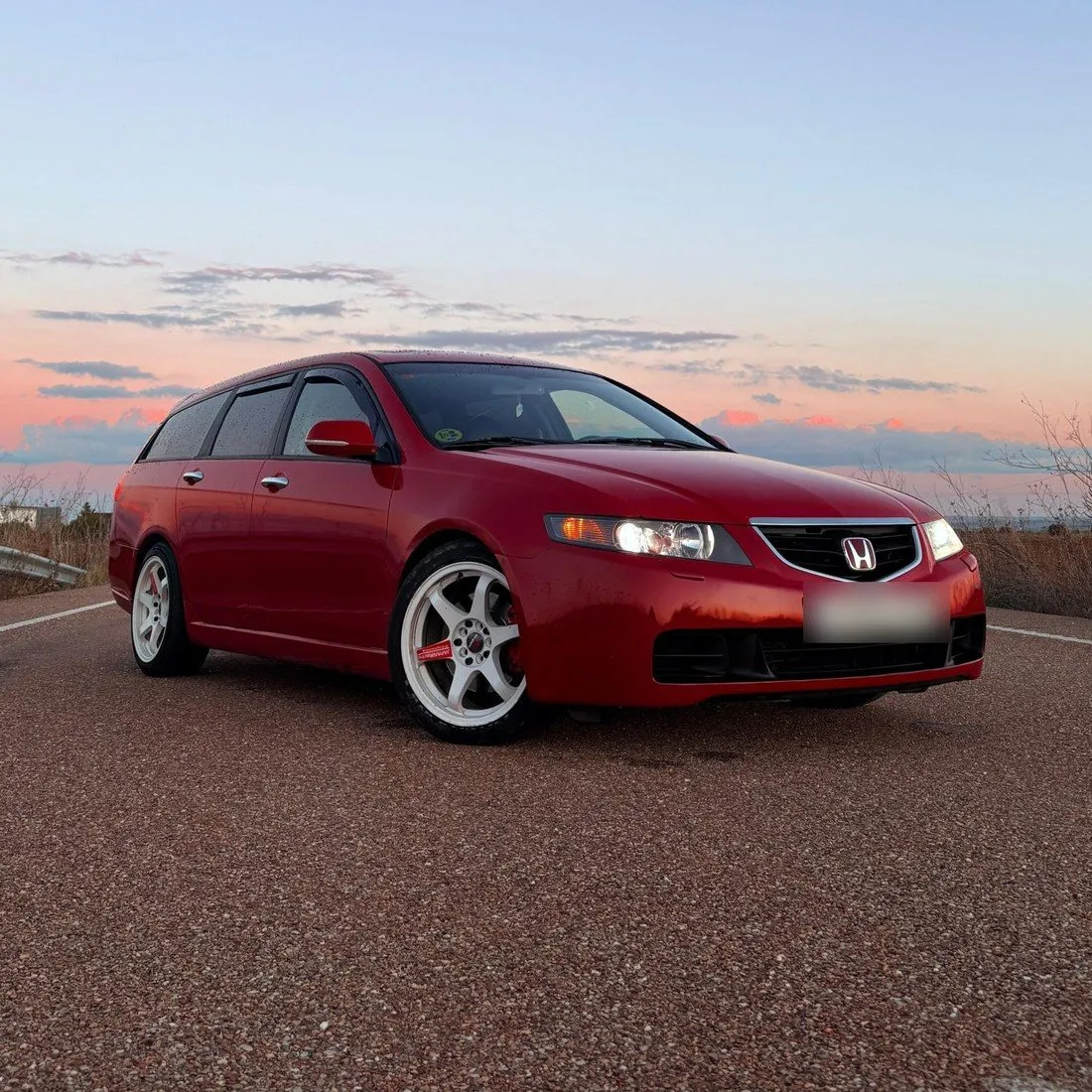 Honda rojo con la pintura protegida y brillante