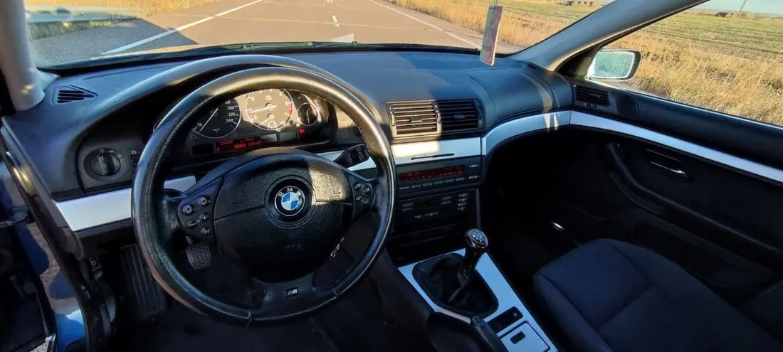 Interior de un BMW limpio tras la limpieza profunda