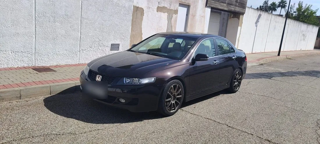 Pintura negra de un Honda tras el pulido, con reflejos nítidos