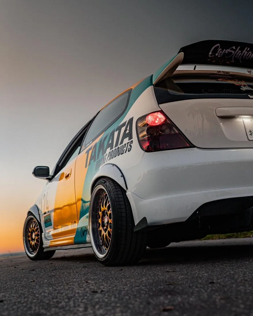 Trasera de un Honda con la pintura impecable